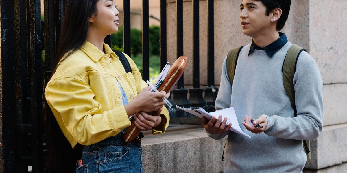 A student consults with an advisor, emphasizing the importance of personalized guidance beyond mere acceptance rates when choosing a university.