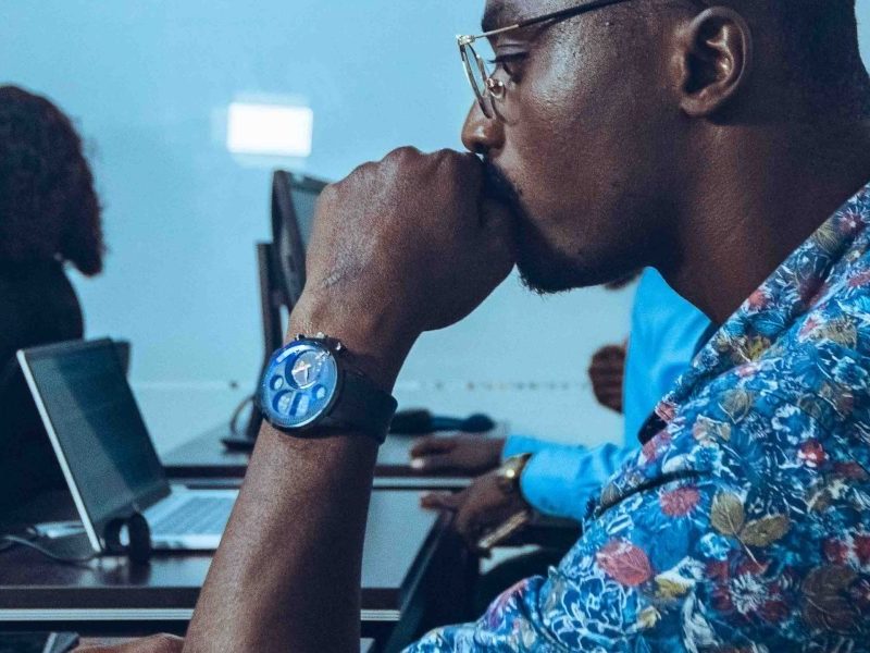 This article explains the crucial difference between precision (consistency) and accuracy (truth) and shows why relying on single numbers—like a university acce...